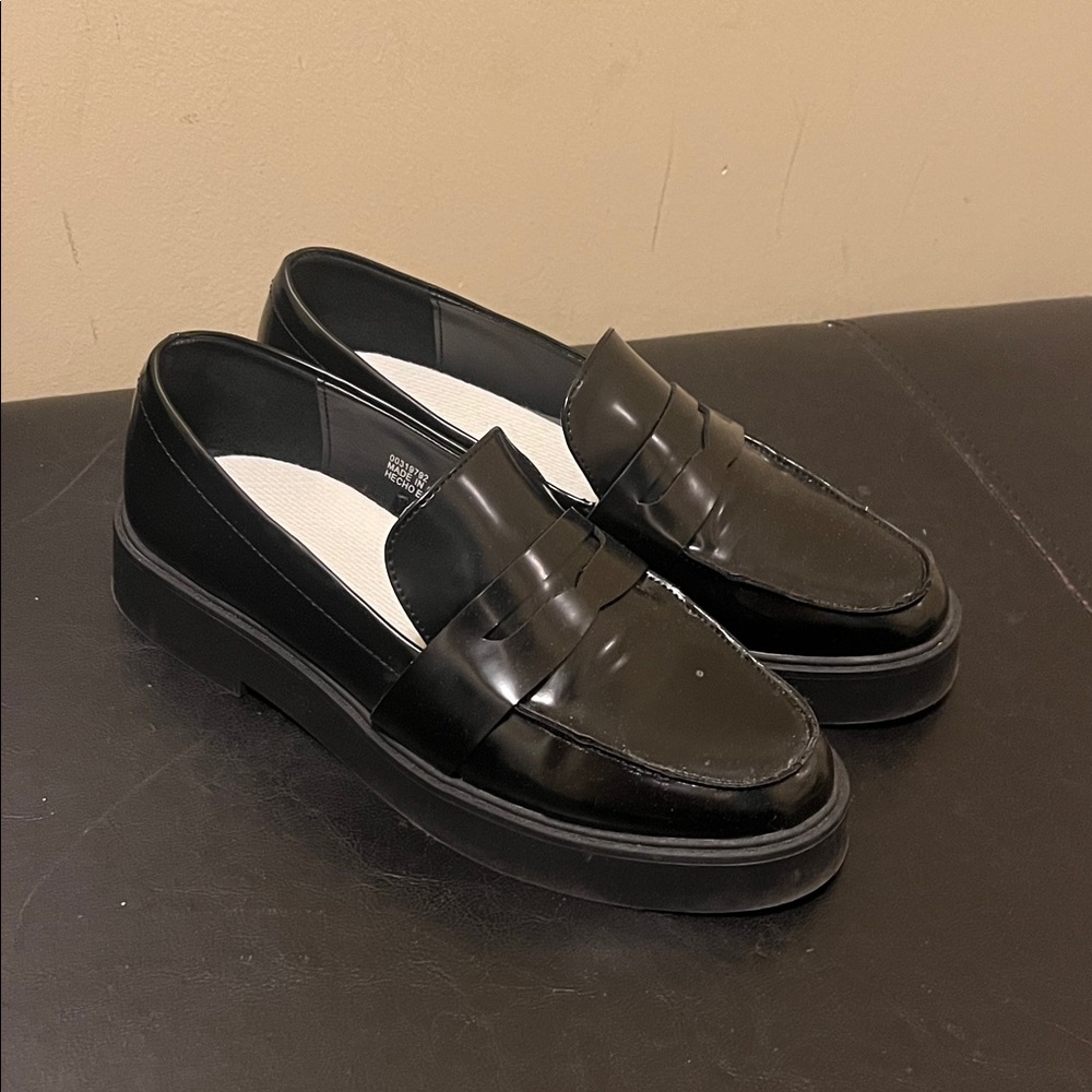 F21 | Classic Black Loafers